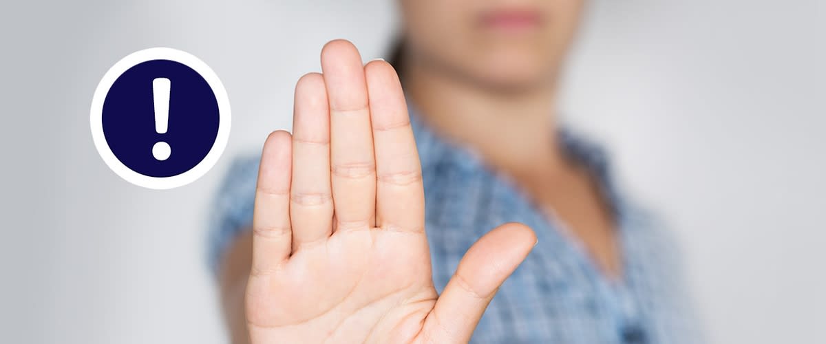 Slika koja prikazuje ženu sa podignutom dlanom u gestu zaustavljanja ključna reč: zaustavljanje
