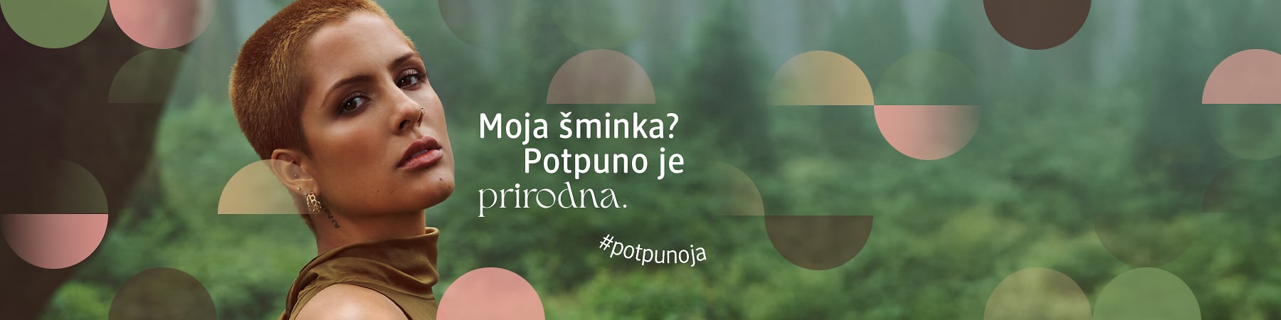 Slika reklame sa tekstom Moja šminka? Potpuno je prirodna i hashtag #potpunoja, prikaz osobe sa zamagljenim licem na zelenoj pozadini