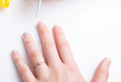Чекор 2: лакирајте ги врвовите на ноктите