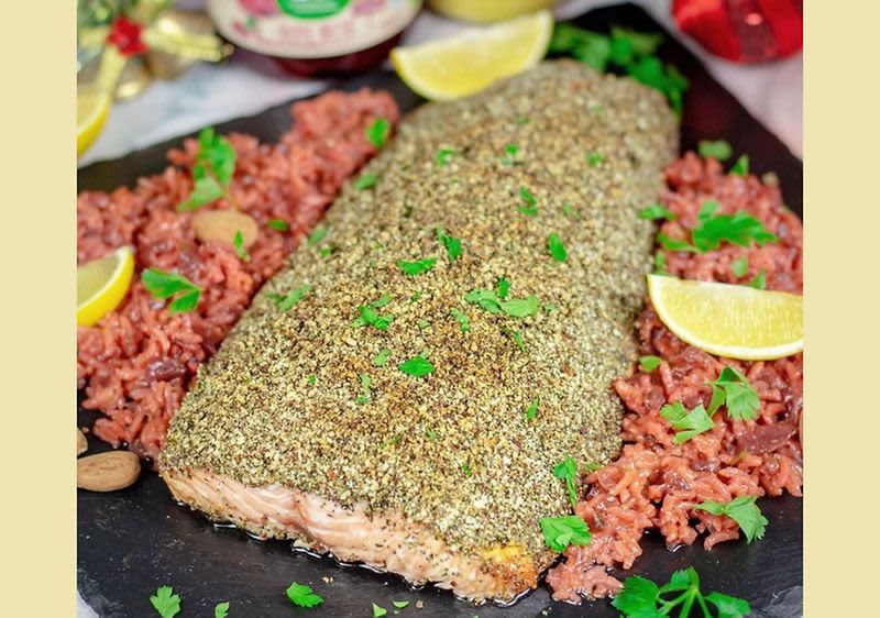 Лосос во кора од бадем и црвен ориз