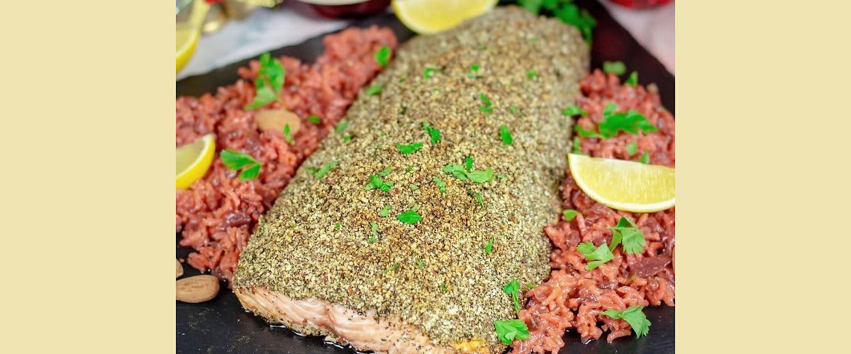 Лосос во кора од бадем и црвен ориз
