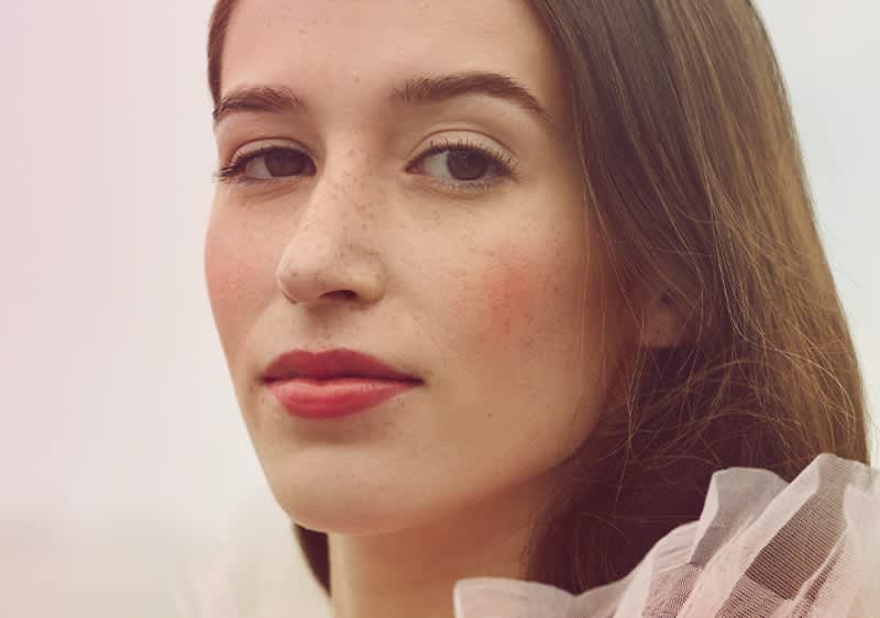 trend IT UP: Model mit einem roten Lippenstift