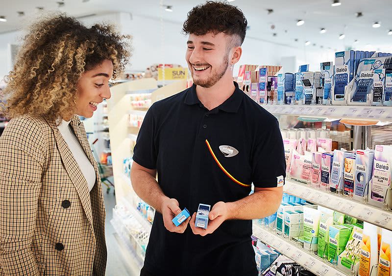 Kundin wird von dm Mitarbeiter in der Filiale beraten