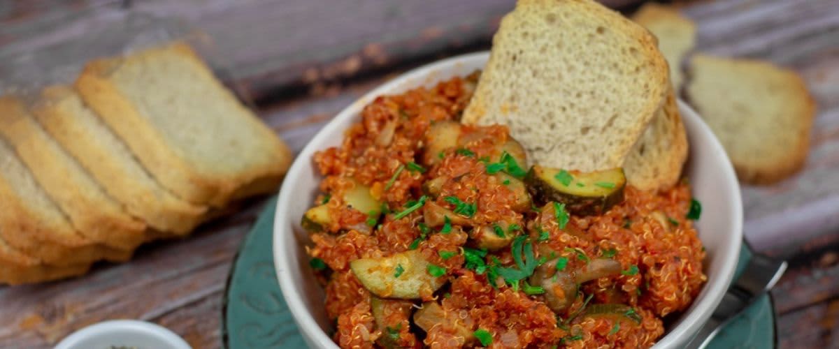 Медитеранска киноа со зеленчук