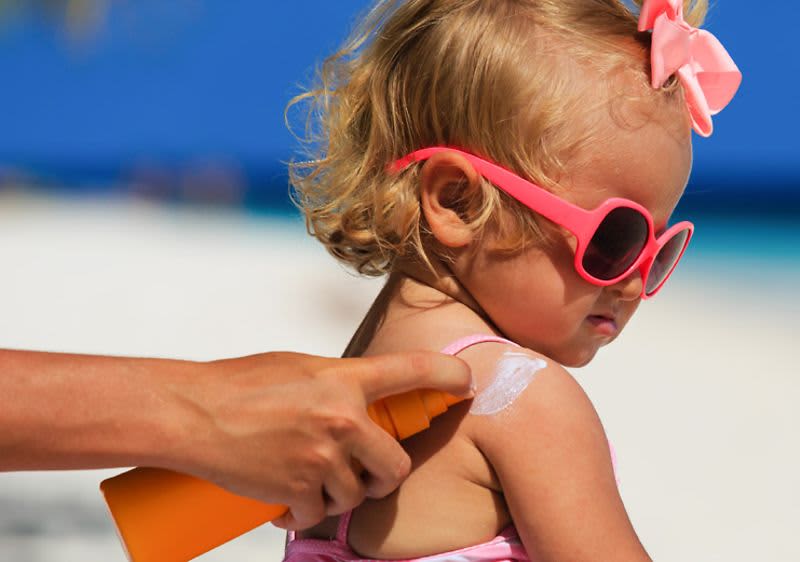 Внимание, сончеви зраци! Како да го заштитите вашето дете?