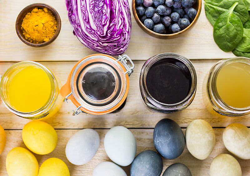 Обоите ги велигденските јајца со природни состојки