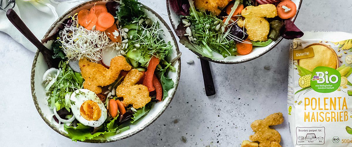 Пролетна салата со печени парчиња палента