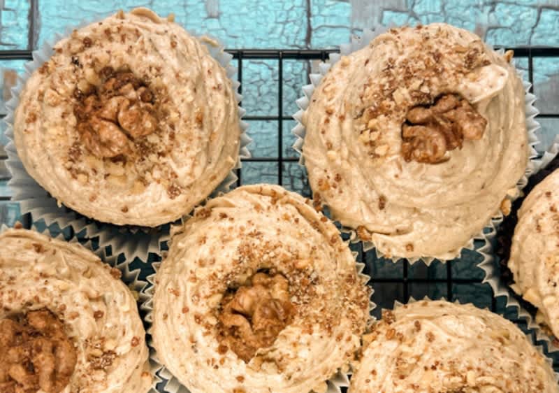 Чоколадни мафини со рум и ореви