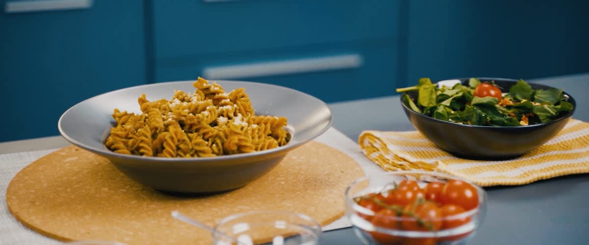 Тестенини од леќа со песто