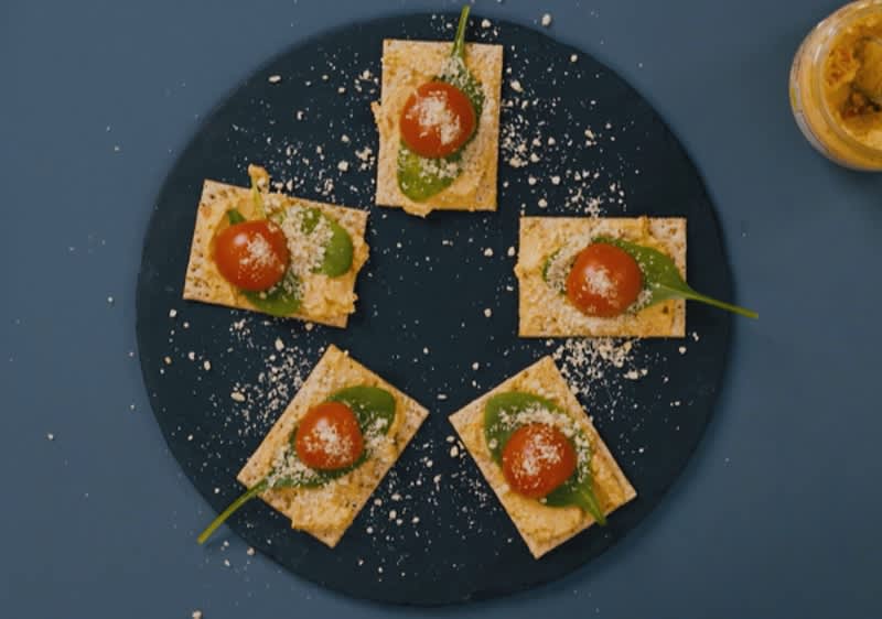 Брускети од крекери со намаз
