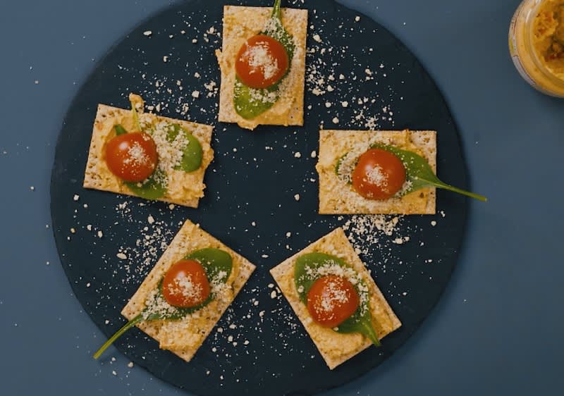 Брускети од крекери со намаз