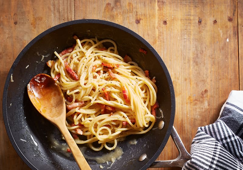 Макарони со песто босилек и дуках 