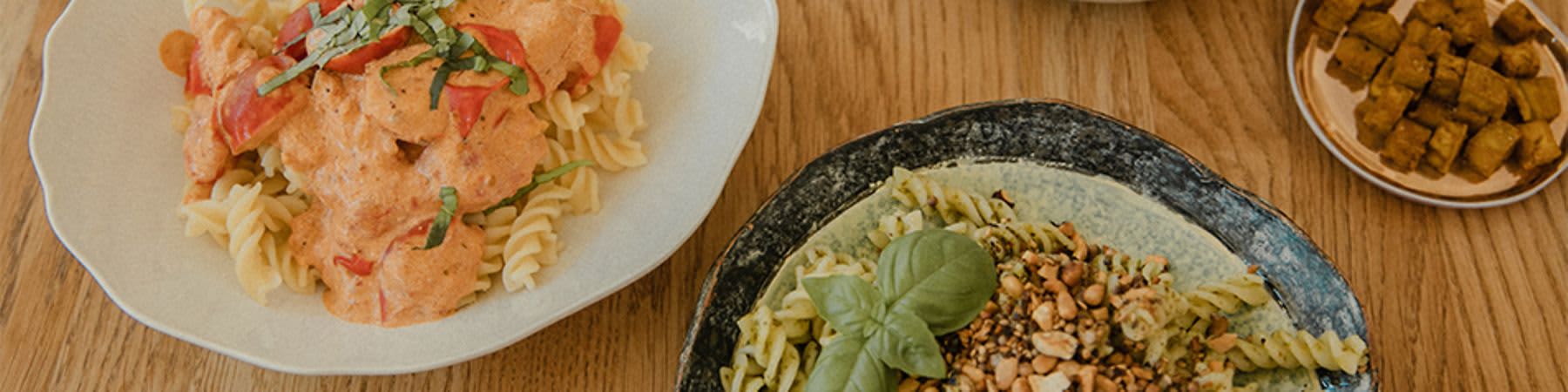 Макарони со песто босилек и дуках 