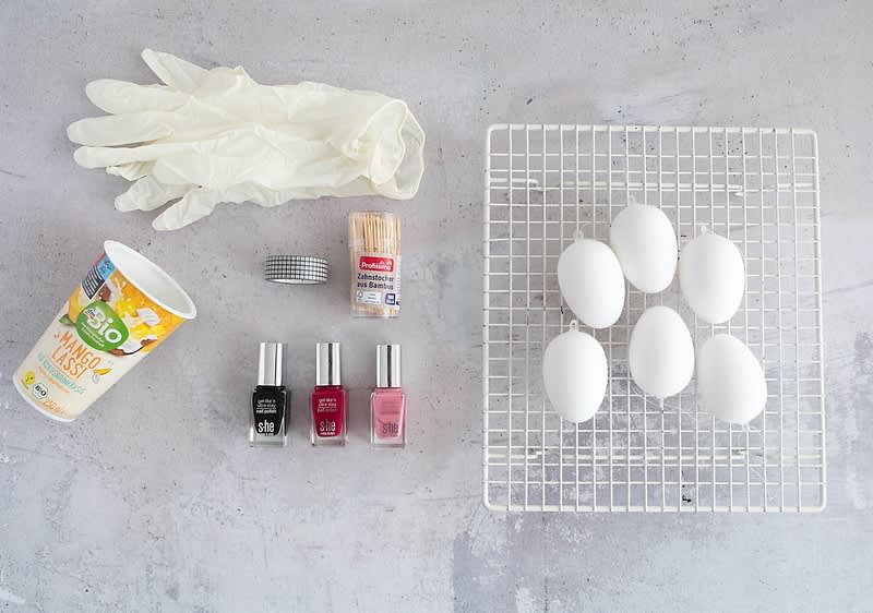 Eier, Nagellack und leerer Becher