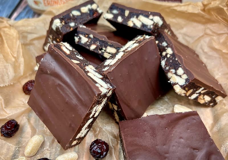 Енергетски барови со урми, кикиритки и брусница