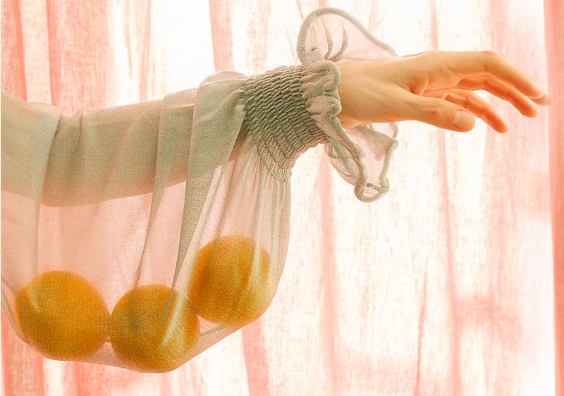 Frau hält Zitronen in ihrer Bluse