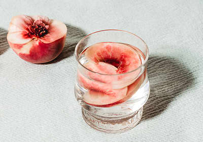 Halber Pfirsich im Glas