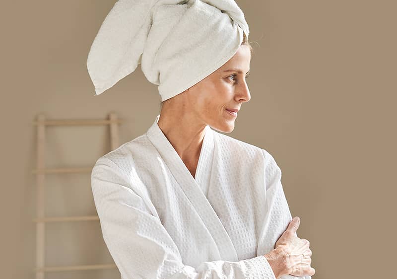Frau im Bademantel