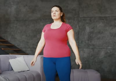 Frau macht Kniebeugen