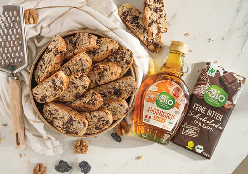 Кантучини со ореви, вишни и чоколадо 