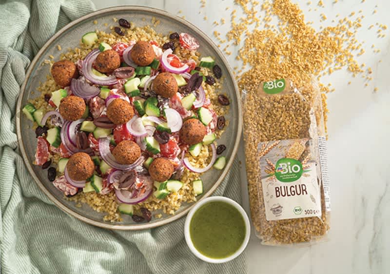 Медитеранска салата со булгур и фалафел