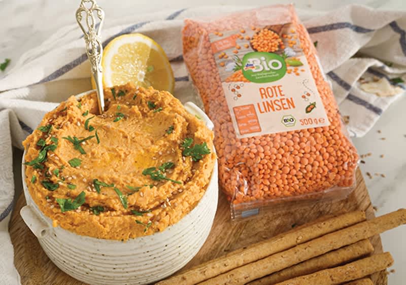 Хумус од леќа со солени стапчиња