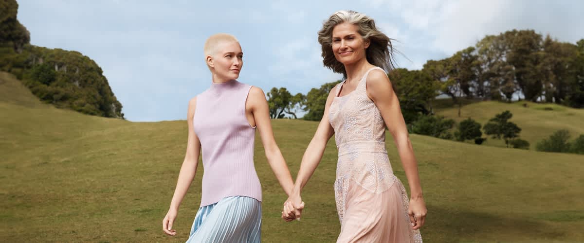 Zwei Frauen Hände haltend auf einer Wiese