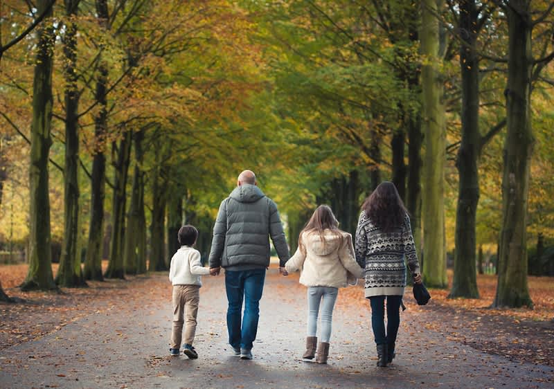 Familie beim Spazieren