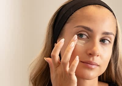 Ženska z dolgimi svetlimi lasmi in črnim trakom za lase