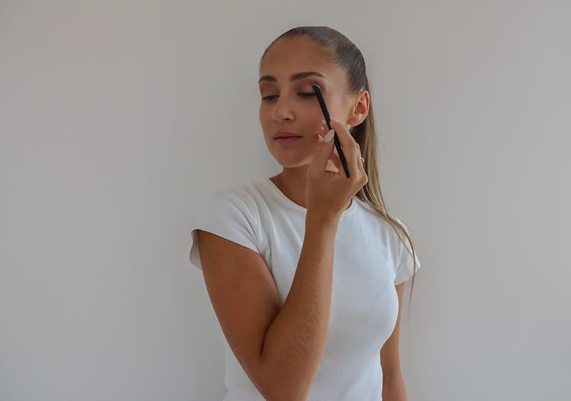 Alt-Text Ženska z naglavnim trakom drži svinčnik za obrvi