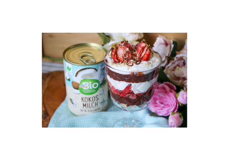 Трифле со кокос, јагоди и какао крем 