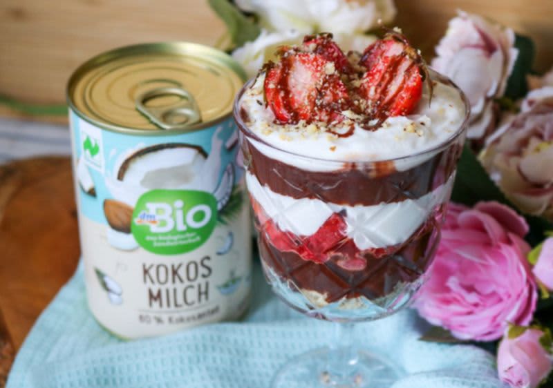 Трифле со кокос, јагоди и какао крем