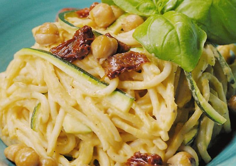 Макарони со песто босилек и дуках 