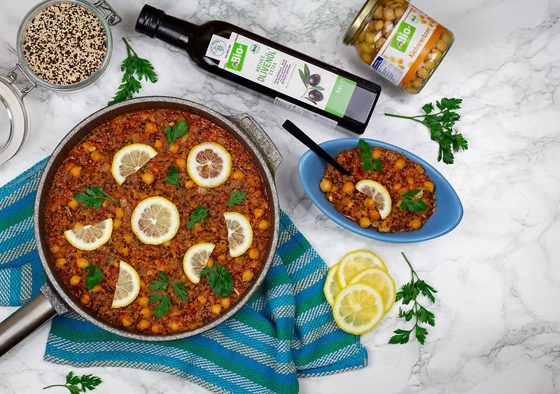 Ориентална киноа со зеленчук и леблебија.