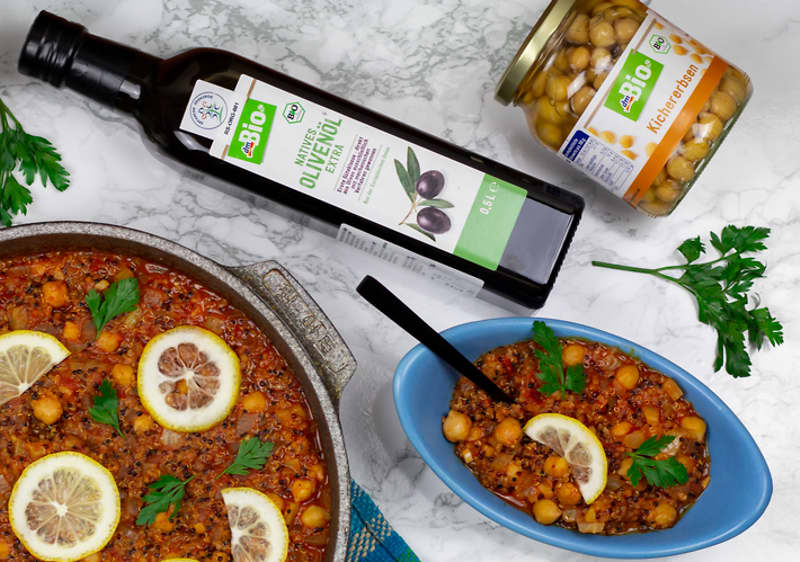 Ориентална киноа со зеленчук и леблебија.