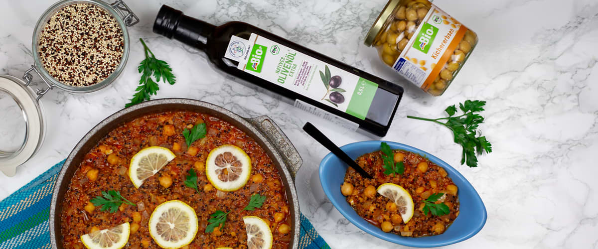 Ориентална киноа со зеленчук и леблебија.