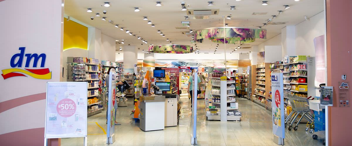 КОВИД поддршка: Компанијата dm им исплати бонус од 9.000 денари на сите вработени.