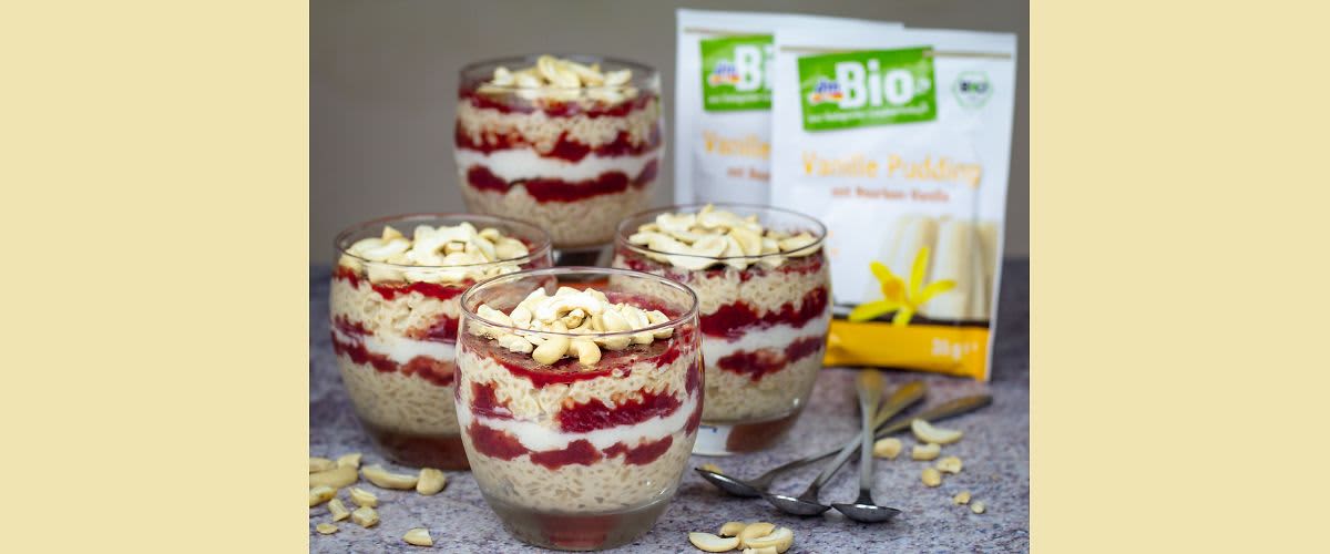 СУТЛИЈАШ СО ПУДИНГ ОД ВАНИЛА И ЏЕМ ОД ЈАГОДИ